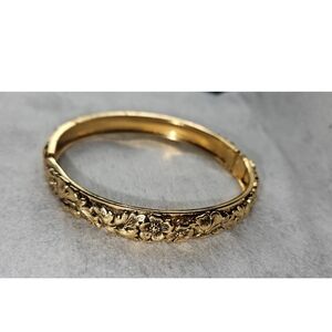 Vintage Gokd Tone Repousse Floral Dogwood Hinged Bangle Bracelet